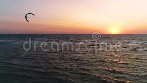 空中射击一个多汁的日落在那里皮划艇沿着海浪飘过他的朋友视频的预览图