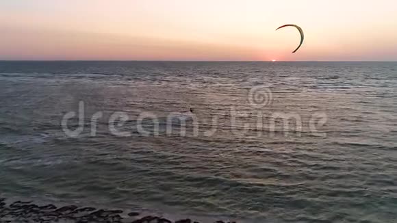 空中射击日落时独自一人在海上滑冰视频的预览图