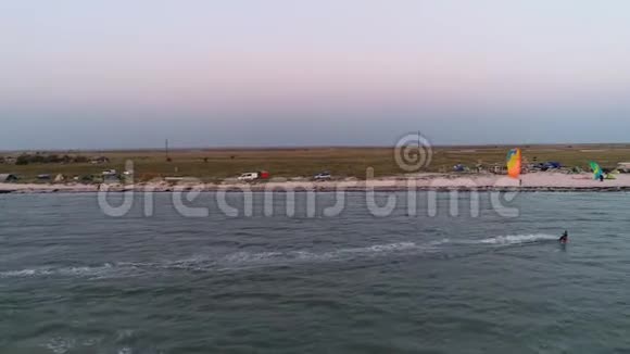 空中射击kaytour经过赤鸢冲浪海滩营地视频的预览图