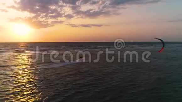 无人机飞过风筝美丽的夕阳在海上云层中的太阳视频的预览图