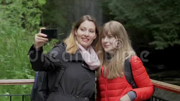 前往爱尔兰格伦卡尔瀑布的年轻女性视频的预览图