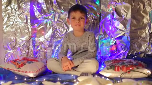 男孩露出一个圣诞枕头微笑着视频的预览图