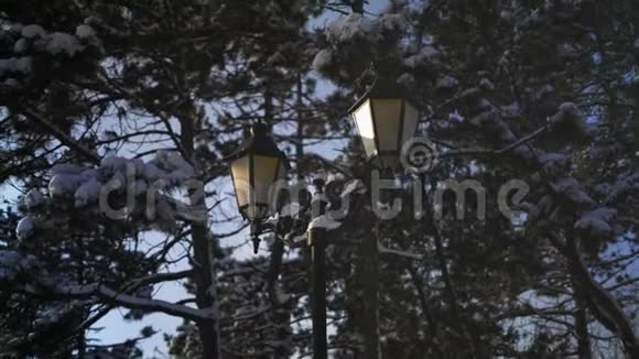 雪原街的复古风格灯笼视频的预览图