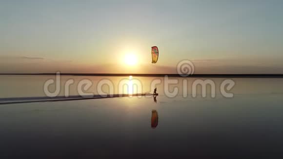 云层之上的黎明一个人皮划艇沿着一个平静的湖飞奔空中射击视频的预览图