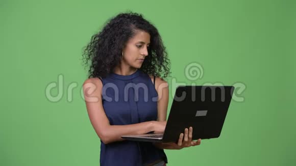 年轻漂亮的西班牙商人用笔记本电脑视频的预览图