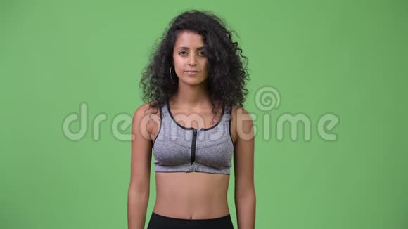 年轻漂亮的西班牙女人双臂交叉准备去健身房视频的预览图