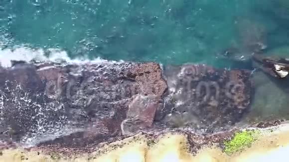 空中海岸线景观和海浪撞击岩石悬崖海岸线视频的预览图