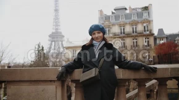 时尚女性在巴黎卡蒙大街埃菲尔铁塔上令人心寒视频的预览图