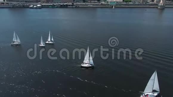 夏天在Dnipro河上绕着游艇飞行4k空中无人机镜头视频的预览图