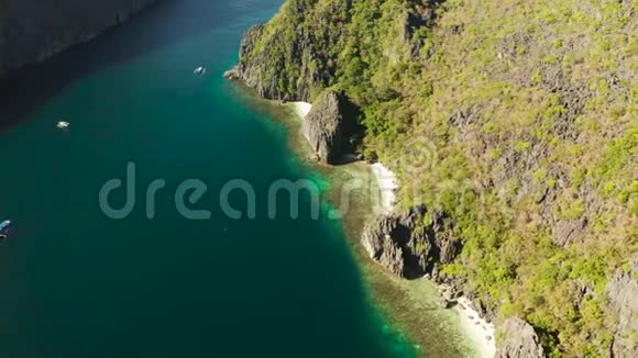 白沙滩和蔚蓝泻湖热带岛屿的旅游船视频的预览图