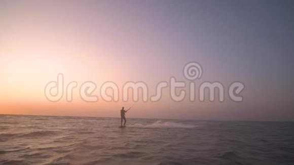 黎明时分一对潜水员在海里游泳动作缓慢视频的预览图