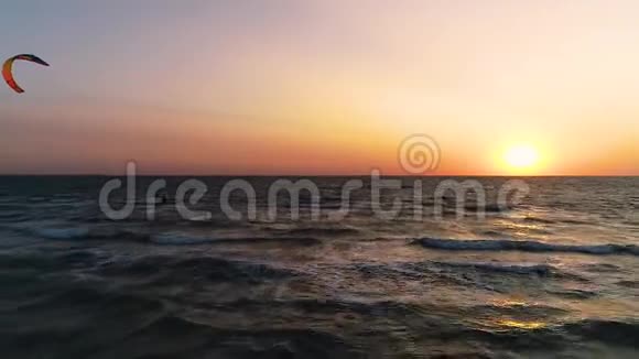 海上日落赤鸢冲浪者乘浪空中景观视频的预览图