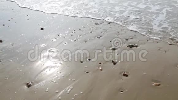 波浪拍打着海岸视频的预览图
