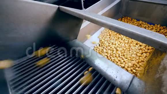 金属容器里装满了土豆块视频的预览图