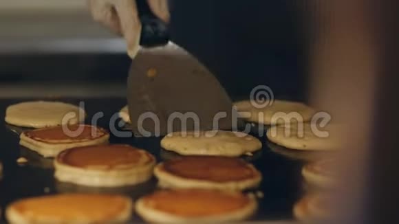 厨师在自助餐厅做煎饼作为早餐在大烤箱上做煎饼的过程视频的预览图