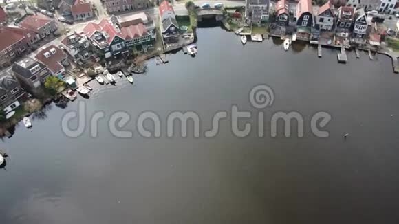 荷兰历史村落的鸟瞰图视频的预览图