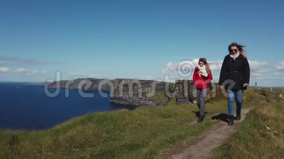 两个女人去爱尔兰西海岸度假视频的预览图