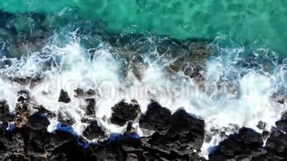 在克里特岛的岩石海滩上空中飞过海浪视频的预览图