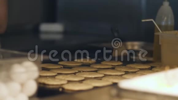 厨师在自助餐厅做煎饼作为早餐在大烤箱上做煎饼的过程视频的预览图