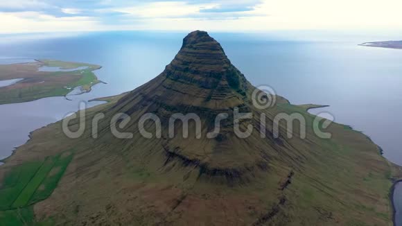 空中4k无人驾驶飞机俯瞰柯克朱费尔山这是冰岛最标志性的山脉之一位于斯奈费尔斯尼半岛视频的预览图