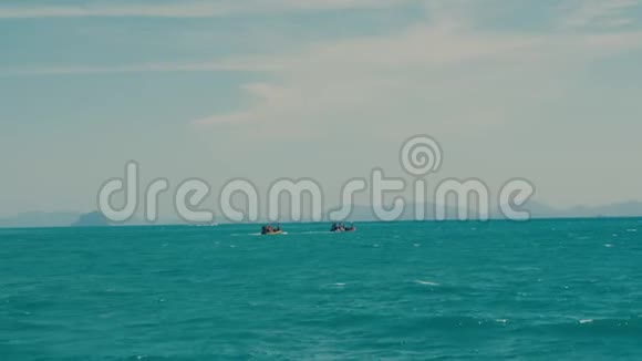 两艘漂浮在海上的小渔船的景色视频的预览图