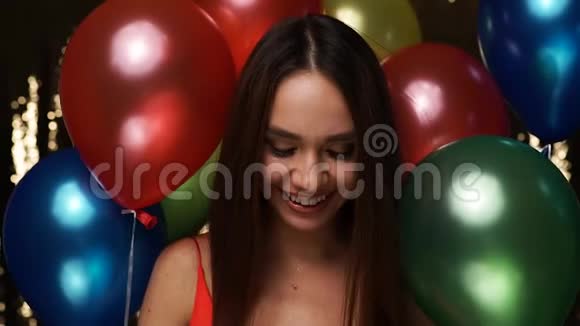生日庆典女人用气球吹泡泡视频的预览图