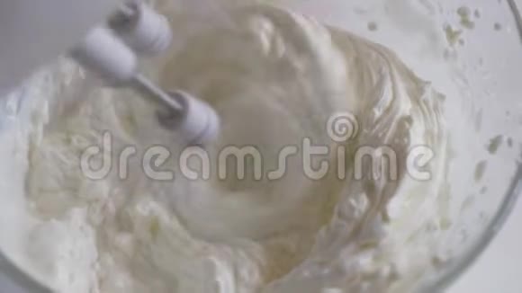 用搅拌器将奶油搅拌成甜点视频的预览图