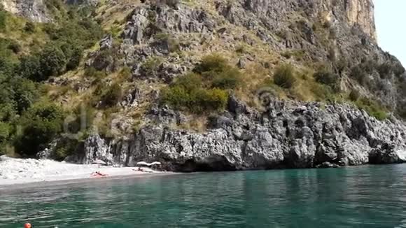 直升机海鸥的海滩视频的预览图