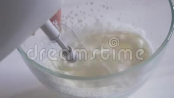 用搅拌器将奶油搅拌成甜点视频的预览图