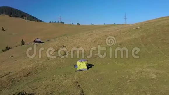 空中飞行在山腰的帐篷里绕着游客飞行视频的预览图