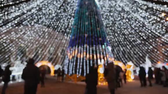 小镇广场上模糊的圣诞树闪闪发光视频的预览图