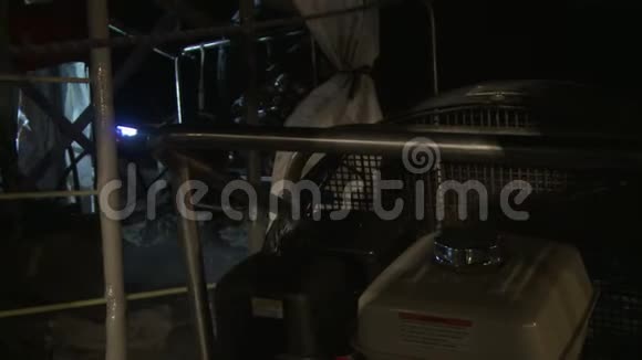 室外黑暗的热气球设备视频的预览图