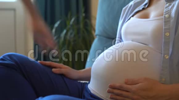 丈夫抚摸怀孕的肚子视频的预览图