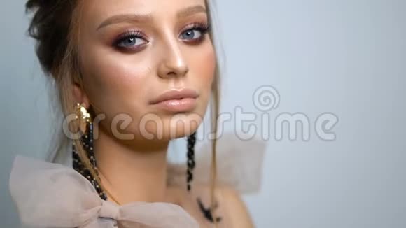 模特脸美容画像有明亮的蓝眼睛护肤理念视频的预览图