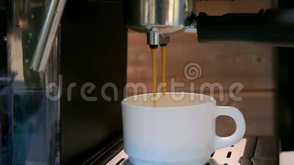 浓缩咖啡倒入白色杯子视频的预览图