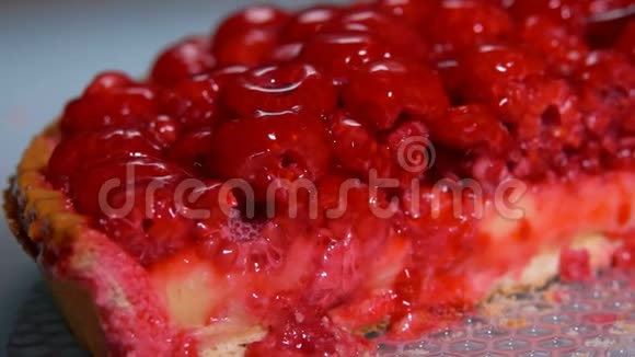 在桌子上用果冻切片树莓派视频的预览图