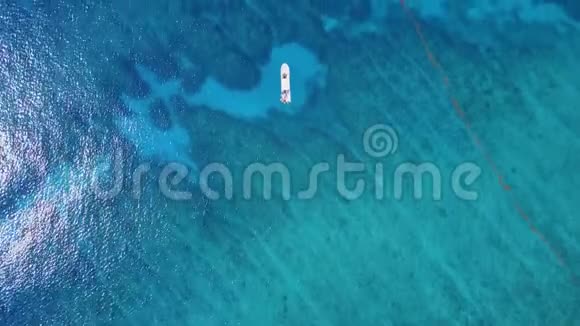 空中无人机射击从船的上方看潜水员在距离鸟的视野青绿色水景视频的预览图