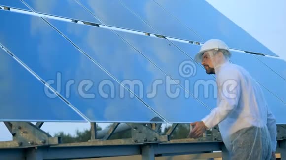 工人清洁太阳电池创新的行业理念视频的预览图