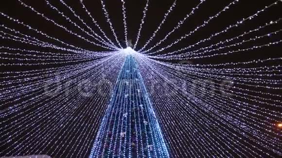 主城圣诞树装饰品灯和花环视频的预览图