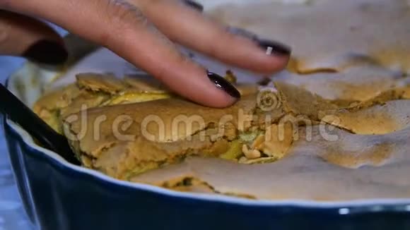 女人拿一块蛋糕做苹果派有机食品视频的预览图
