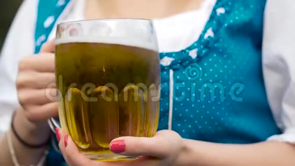 一杯啤酒在手上的啤酒啤酒节视频的预览图