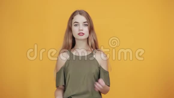 微笑的年轻女子穿着休闲衬衫双手抱胸的肖像视频的预览图