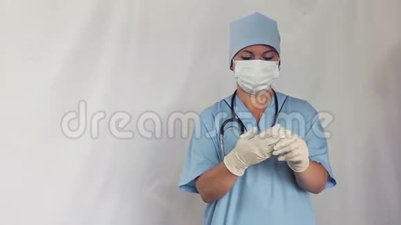 一位女医生从他的手中摘下手套向左离开拍摄媒介计划视频的预览图