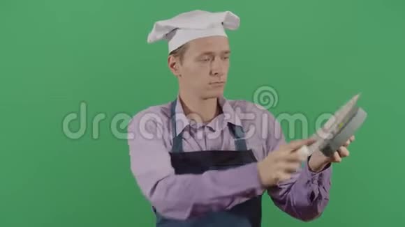 成人男厨师磨刀视频的预览图
