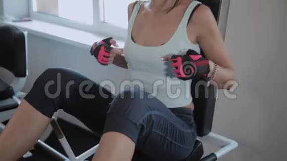 漂亮活跃的女人在健身房里摇腿视频的预览图