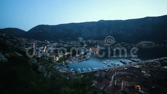 观光旅游胜地Kotor的全景港口和港口美丽的夜晚景观海洋和岛屿视频的预览图