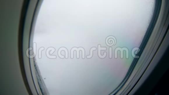 从云层中的飞行飞机上俯瞰陆地视频的预览图