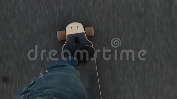 滑板溜冰者骑在沥青上长板顶景特写视频的预览图