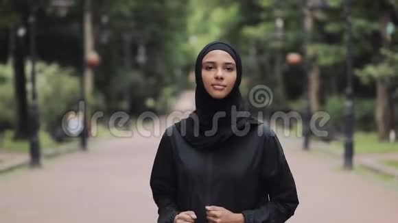 年轻的PreetyMuslin女孩穿着Hijabt跑步在公园概念健康生活方式视频的预览图