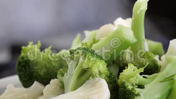 蒸熟蔬菜的运动视频的预览图